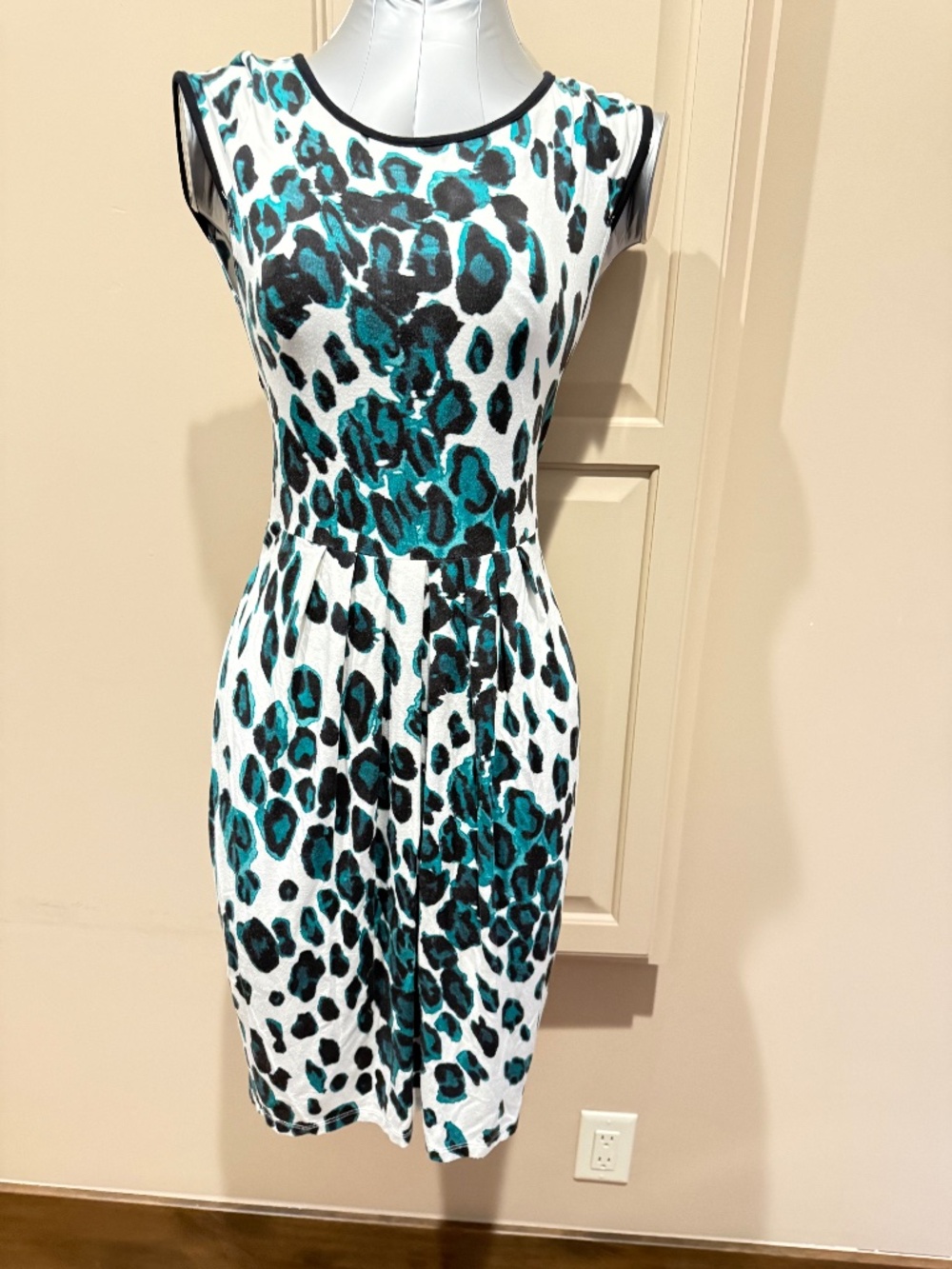Karen Kane knee length dress. size Medium, patterned
